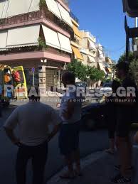 Όπως αναφέρει αναγνώστης του enikos.gr που έστειλε τη φωτογραφία, ένα μηχανάκι παραβίασε το stop με αποτέλεσμα να συγκρουστεί με ταξί. Troxaio Atyxhma Sth Nikaia Fwto