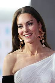 12 Makeup Red Carpet dan Gaya Rambut Terbaik di BAFTA Awards 2023