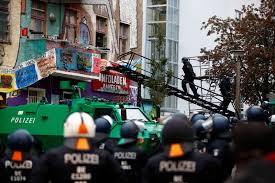 Das haus gilt als eines der letzten symbole der linksextremen szene in berlin. Berlin Raumung Der Liebigstrasse 34 Mit Der Flex In Die Festung Der Spiegel
