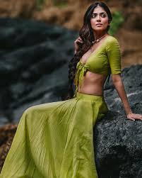 #blouse #hot #navel #sexy #outfit #backlesssaree #saree #sareeblouse. Malavika Mohanan Flaunts Curves In Green Skirt And Knotted Blouse See Her Droolworthy Pics