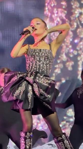 Ariana Grande pays tribute to the late Dolly Parton before taking the stage  tonight in London. #ESTLondon #arianagrande #arianagrandefanpage #singer  #actress #songwriter #arianagrandeupdates #fff #f4f #lfl #l4l #ifollowback  #followtrick #follow4follow ...
