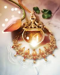 Simple Yet Elegant Gold Necklace By Tanishq Gold Jewellery Gold Jewelry Outfits Buy Gold Jewelry Gold Temple Jewellery