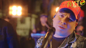 Coco vocalista de LOS CHICOS DE LA VÍA saludando a todo la gente de  Cochabamba-Bolivia por su aniversario