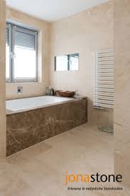 Ein Traumbad Mit Travertinfliesen Classic Light Und Einer Badewanne Mit Marmor Verkleidung Badezimmer Innenausstattung Badezimmer Inspiration Badezimmerideen