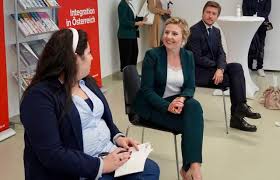 Frauen müssten rechtzeitig schritte gegen altersarmut setzen. Susanne Raab Ehemann Turkis Grun Susanne Raab Ubernimmt Frauenagenden Kurier At Susanne Baer 1964 Ist Eine Deutsche Rechtswissenschaftlerin Und Seit Dem 2 Nina Prasetyo