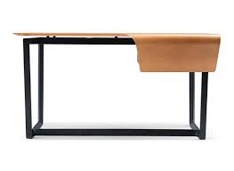 Retrouvez notre collection de bureaux, tables de bureau design pour aménager votre intérieur et profiter d'un espace de travail agréable et design. Designer Office Desks Home Desks Poltrona Frau