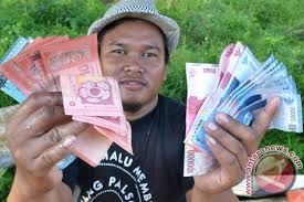 Dalam data yang dirilis refinitiv, rupiah berada di tempat teratas terhadap nilai tukar dengan usd, diikuti paun mesir, peso meksiko, yen cina, dan ringgit malaysia di lima besar. Malaysia Tidak Akan Patok Ringgit Terhadap Dolar As Antara News