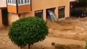 Maandagavond traden rivieren in de regio salzburg buiten hun. 25j4upokk1krxm