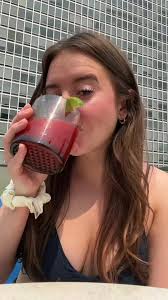 Frozen strawberry daiquiris are a must for summer 🔥🤩 recipe below!!  Ingredients: -1 1/2cups white rum -1lb bag frozen strawberries -1/2cup  simply syrup -1/2cup fresh squeezed lime juice -lime wedges ...