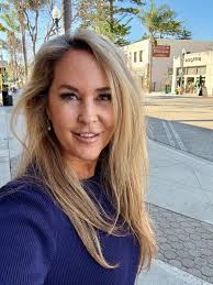 Thrifting with friends. 🛍️ I LOVE A BARGAIN!