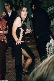 Table of biography1 early life and childhood2 professional life3 relationship status4 body measurement and social media early life and childhood anna … Elizabeth Hurley Didn T Think Versace Dress Was A Big Deal Express Digest