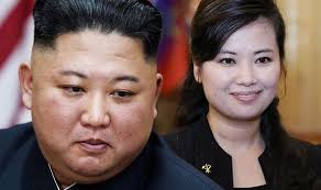 They were shown being welcomed on a red carpet with a military band in the great hall of the people in beijing. North Korea Kim Jong Un S Popstar Ex Girlfriend Appears By His Side Months After His Wife World News Express Co Uk