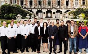 Nommé dans la catégorie des hits instantanés, shabour promet de secouer le buzzomètre. Essonne Le Chateau De Courances Prestigieux Decor Du Film Le Sens De La Fete Le Parisien