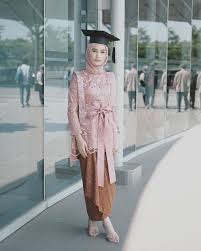 Kebaya model duyung tahun 2014 via kebayamuslimpengantin.blogspot.co.id. 60 Model Kebaya Wisuda Modern Simple Terbaru 2020 Bergaya