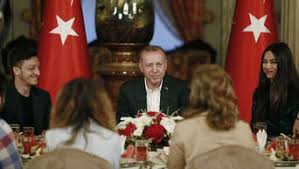 Darunter schrieb özil mit einer türkischen und aserbaidschanischen flagge versehen: Mesut Ozil Themenseite