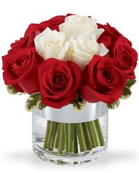 Composizione di tre rose rosse a stelo lungo confezionate in tema amore, con cuoricino e verde decorativo. Bouquet Di Rose Rosse E Rose Bianche Profumate A Domicilio