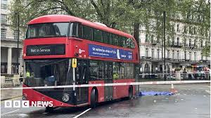Victoria: Woman hit by double-decker bus - BBC News