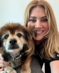 Benji arrived to VetNaturally licking the air non-stop for a very long  time! His owners were unsure why he was doing it. Turns out dry food was  too dehydrating and his arthritis