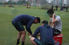 Vết thương không nặng, nên tiền vệ của hagl vẫn có thể đi lại bình thường. Tuáº¥n Anh Cháº¥n ThÆ°Æ¡ng Hlv Kiatisuk Tai Máº·t TrÆ°á»›c Tráº­n Hagl Ä'áº¥u Viettel