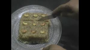 Whenever i go to the bakery, my first preference are these delicious coconut sweet buns. Coconut Burfi In Tamil à®¤ à®™ à®• à®¯ à®ªà®° à®ª Coconut Sweet Video Recipe Youtube