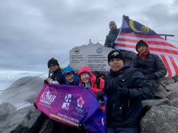 Yasudlah, saya mulai memperlambat kecepatan berjalan. Volunteers Climb Mt Kinabalu To Celebrate Makna S 25th Anniversary