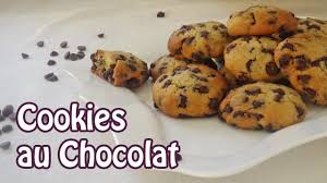 Découvrez la recette de cookies, un peu de rêve et d'évasion dans un biscuit tendre qui enchante les enfants, les adolescents et les adultes. Cookies Au Pepites De Chocolat La Veritable Recette Youtube