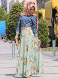 A floral top is a reminder of cool summer breeze and fragrant spring blossom. 14 Best Summer Hijab Styles Outfits To Wear For School