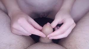 ЧЛЕН ДЕВСТВЕННИКА ЛАСКАЮТ ЖЕНСКИХ РУК