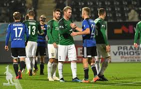 Kalina po moravcově přiťuknutí odcentroval před branku, kde byl rada úplně. Virtualni Dolicek Oficialni Stranky Bohemians Praha 1905