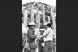 El terremoto de 1985 fue un sismo registrado el domingo 3 de marzo de 1985 a las 19:47 hora local (22:47 utc).su epicentro se localizó en la costa central de la región de valparaíso, chile, cercanas a la localidad de laguna verde, a unos cuantos kilómetros al sur de valparaíso, y tuvo una magnitud de 8.0 m w y de 7.8 m s. Asi Fueron Las Labores De Rescate Tras El Sismo De 1985