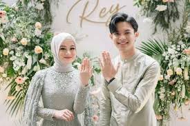 Mohon doanya ya, semoga arshaka menjadi anak saleh yang cinta dan. Rey Mbayang Pamer Foto Di Kasur Pengantin Baru Dinda Hauw Unggah Foto Jam 3 Pagi Bikin Heboh Netizen Hayo Abis Ngapain Semua Halaman Grid Fame