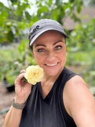 Today in my garden.🌹names in the comments. Happy Sunday!