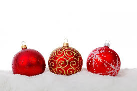 Redécouvrez la boule traditionnelle de décoration pour noel. Boule Noel Rouge Neige Hotel Au Relais De L Ill
