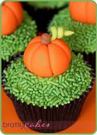 These spiced fall cupcakes are a riff on the classic thanksgiving casserole, says recipe creator doughgirl8. Easy Adorable Thanksgiving Cupcake Decorating Ideas Bedroom Interiordesign Homedecorideas Kitchen Livingroo Cupcakes Thanksgiving Cupcakes Herbst Cupcakes