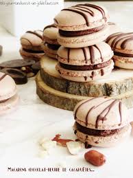 Macarons Au Chocolat Noir Et Beurre De Cacahuetes Macaron Chocolat Beurre De Cacahuetes Macaron