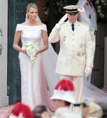 Princess charlene of monaco and prince albert ii of monaco attend the sainte devote ceremony at the monaco cathedral on january 27 blondeur famille de monaco artistes princesse charlene princesse eugénie princesse mary mariage de princesse familles royales britanniques saints. Les 15 Robes De Mariee Les Plus Inspirantes De L Histoire Mariage Com