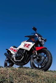 画像 初期型のカラーリングは写真の白 紺 赤の１色のみ 集合マフラーやアルミ鍛造セパハン シングルシート風リアカウルなど ワークスtt f3マシン fzr400直系のレーシーさを感じさせる造りも魅力 オートバイ セパハン バイク 模型