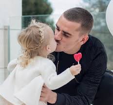 They both have two children, a daughter, mia born in 2016 and a son, amaro, born in. Antoine Griezmann Wife Who Is Erika Choperena When Did She Marry France Star Celebrity News Showbiz Tv Express Co Uk