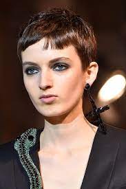 Kurzer haarschnitt nass look bob kurzes haar kurze frisur mit dickem pony kurzen bob mit langer pony friosur mit verlängerter nacken pixie style kurzhaar. Welche Neuen Kurzhaarfrisuren Passen Zu Meinem Gesicht Vogue Germany