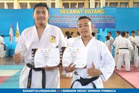 Cara membuat stiker wa adalah dengan mengunduh aplikasi penyunting foto di app store atau playstore. Ternyata Wasit Karate Jatim Ini Juga Seorang Petugas Damkar Trenggalek