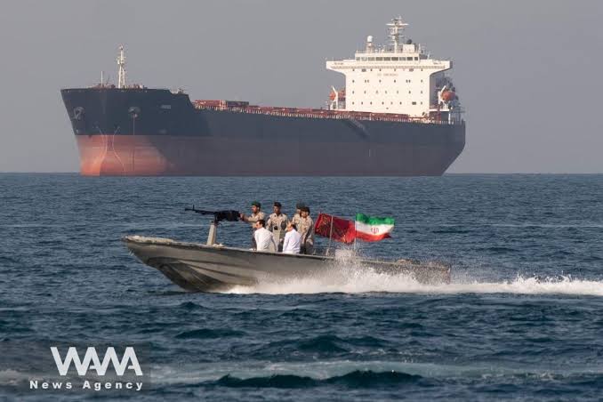 Iranian patrol boats near a commercial tanker, generada por IA