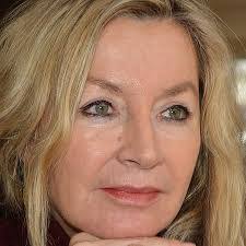 Ellen Lang's Instagram, Twitter & Facebook