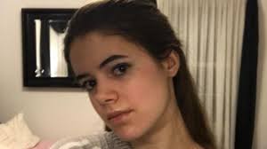 Plusieurs mois après sa disparition, Daphne, 17 ans, envoie un message  mystérieux et très inquiétant à un ami...