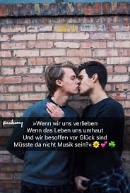 Wisst ihr noch wir saßen alle im kreis wir haben die flasche gedreht und die wahrheit geteilt und heute noch, damit uns niemand vergisst, stehen uns're namen in herzen in tische geritzt (oh oh) und manchmal hör'n wir ein echo (oh oh oh, oh) aus vergangener. Pin Von Alissa Auf Sonstiges Wincent Weiss Wincent Songtexte