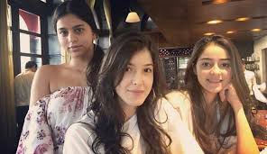 Did You Know Ananya Panday And Suhana Khan Had Cameo In Shah Rukh Khan Starrer My Name Is Khan Celebrities News India Tv Shahrukh khan at the pray meet of his makeup man. ananya panday and suhana khan had