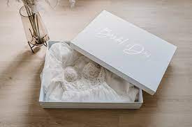 Von den machern wird die serie als mischung aus brothers & sisters und pretty little liars beschrieben. Brautkleidboxen Zeitlos Elegant Die Premium Brautkleidbox