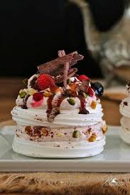 Mini Pavlovas Con Frutos Rojos Y Sirope De Marrasquino Pavlova Dessert Pavlova Recipe Pear And Almond Cake