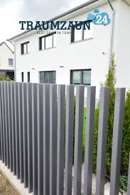 Wie Wird Der Zaun Befestigt Der Zaun Kronos Wird Vollstandig Ins Streifenfundament Eingearbeitet Zaun Gartengestaltung Streifenfundament