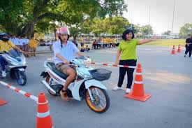 The 2016 population of bangkok is approximately 8,280,925, which was taken from the most recent census in 2010. Mindestens 7 7 Millionen Menschen Sind In Thailand Ohne Fuhrerschein Mit Dem Motorrad Unterwegs Thailandtip