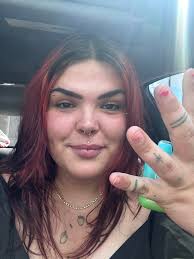 Can someone please try and remove my hand? I'm not sure what it's doing and  I like this picture lol pleaseeee